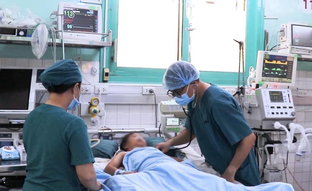 Bé gái hiện đã qua nguy hiểm, đang được bác sĩ chăm sóc