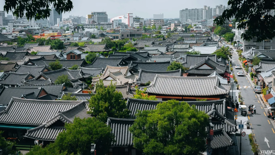 Khám phá làng Jeonju Hanok.Đây là ngôi làng cổ có hơn 800 ngôi nhà hanok (nhà truyền thống Hàn Quốc) được bảo tồn gần như nguyên vẹn. Nhà có mái cong, tường đất sét và lò sưởi sàn. Ngôi làng cổ kính, yên bình với những con hẻm nhỏ quanh co là điểm du lịch nổi tiếng của Hàn Quốc - Ảnh: Jakob Jin/Pexels