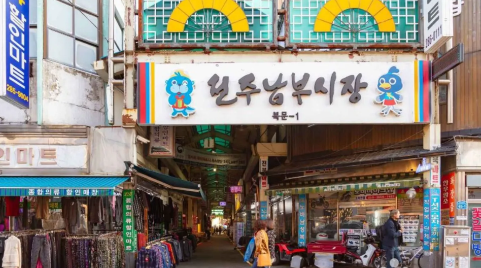 Đi chợ truyền thống Nambu. Chợ có từ triều đại Joseon này bán nhiều mặt hàng như: nông sản tươi, đặc sản địa phương, đồ mỹ nghệ, trang sức nhiều màu sắc, đặc biệt là ẩm thực đường phố hấp dẫn - Ảnh: Jeonju Nambu Traditional Market