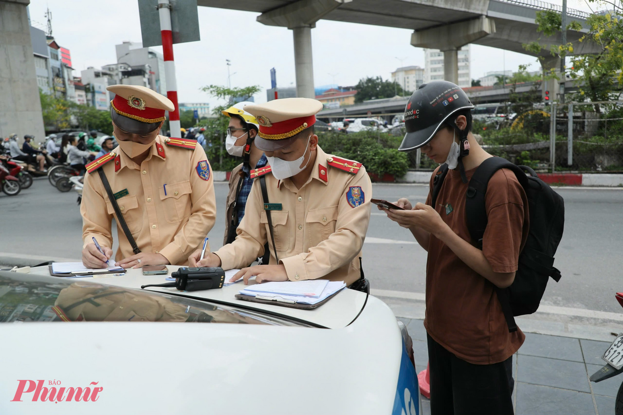 Nhiều tài xế vi phạm bị ghi hình, xử lý trực tiếp. Anh Phạm Văn T. (29 tuổi, trú tại quận Bắc Từ Liêm) vi phạm lỗi điều khiển xe máy đi trên vỉa hè. Với lỗi này, anh T. sẽ bị phạt 5 triệu đồng, trừ 2 điểm giấy phép lái xe.  Anh Phạm Văn T. trình bày: 'Hôm nay, tôi có việc gấp nên đi lên vỉa hè cho nhanh, khi đi qua tôi cũng thấy chiến sỹ CSGT ghi hình nhưng nghĩ xe máy không bị xử phạt'.