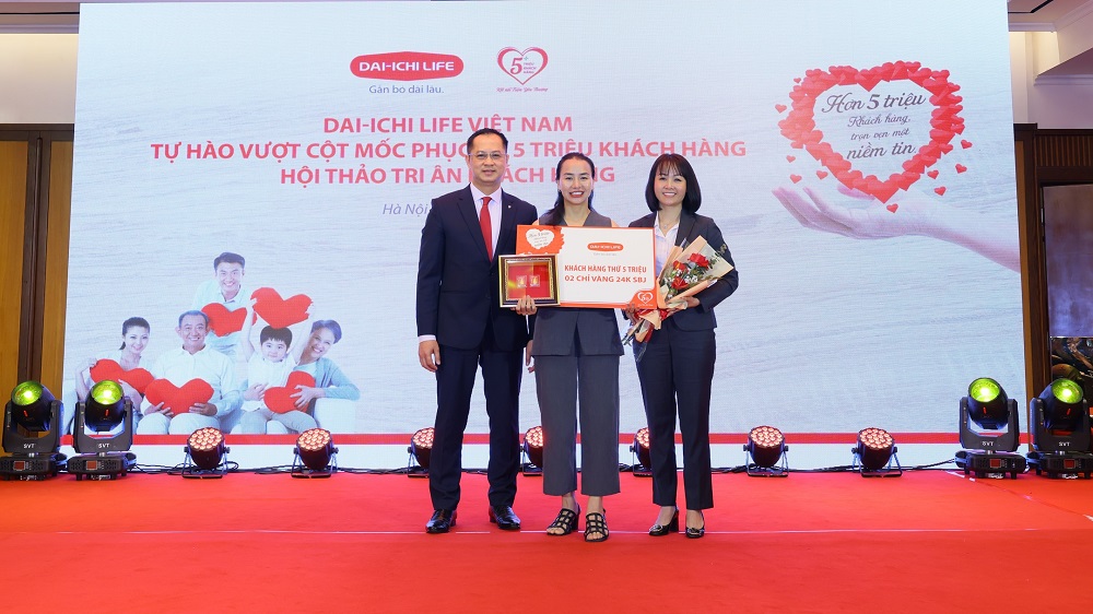 Đại diện Ban giám đốc Dai-ichi Life Việt Nam trao quà tri ân 2 chỉ vàng 24K cho chị T. T. Mến, khách hàng thứ 5 triệu của Dai-ichi Life Việt Nam - Ảnh: Dai-ichi Life Việt Nam