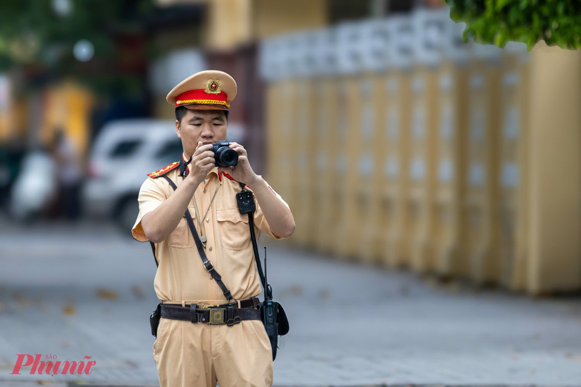 Sáng cùng ngày, tại nút giao Điện Biên Phủ - Trần Phú (quận Ba Đình, Hà Nội), Đội Cảnh sát giao thông đường bộ số 2 (Phòng Cảnh sát giao thông Hà Nội) lập tổ công tác triển khai ghi hình xử lý trực tiếp, ghi hình xử phạt nguội các trường hợp vi phạm.