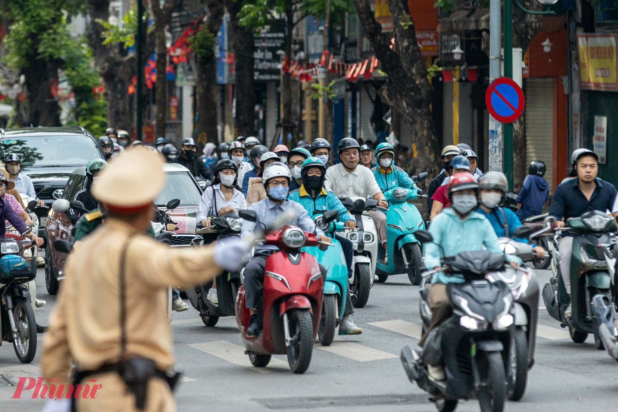 Theo đó, Cảnh sát tập trung xử lý các hành vi là nguyên nhân trực tiếp dẫn đến ùn tắc và tai nạn giao thông như: không chấp hành tín hiệu đèn; đi sai làn, phần đường; vào đường cấm, ngược chiều; điều khiển xe trên vỉa hè; không đội mũ bảo hiểm; chở quá người; dùng điện thoại khi lái xe; vi phạm liên quan đến biển số. Việc xử lý triệt để sẽ giúp tránh được tình trạng nhờn luật, khi một bộ phận người tham gia giao thông có ý thức chưa tốt.