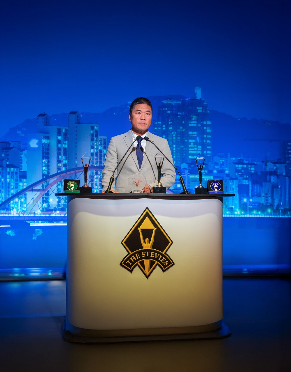 Ông Tạ Ngọc Đa - Phó tổng giám đốc ROX Group nhận giải Vàng Stevie Awards 2025.
