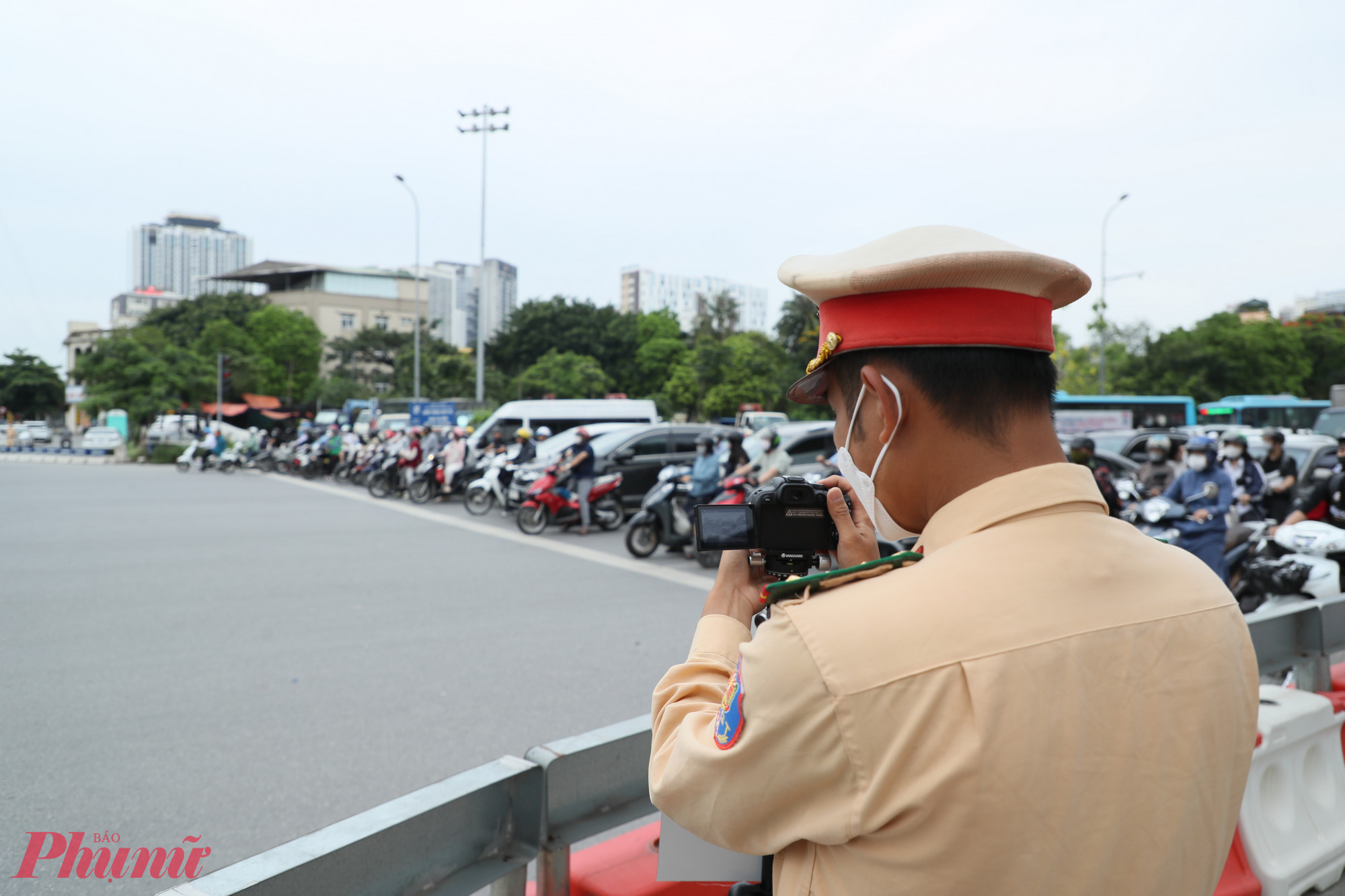 tổ công tác của Đội CSGT đường bộ số 6 đã ghi hình phạt nguội trên các tuyến đường Hồ Tùng Mậu, Phạm Hùng...