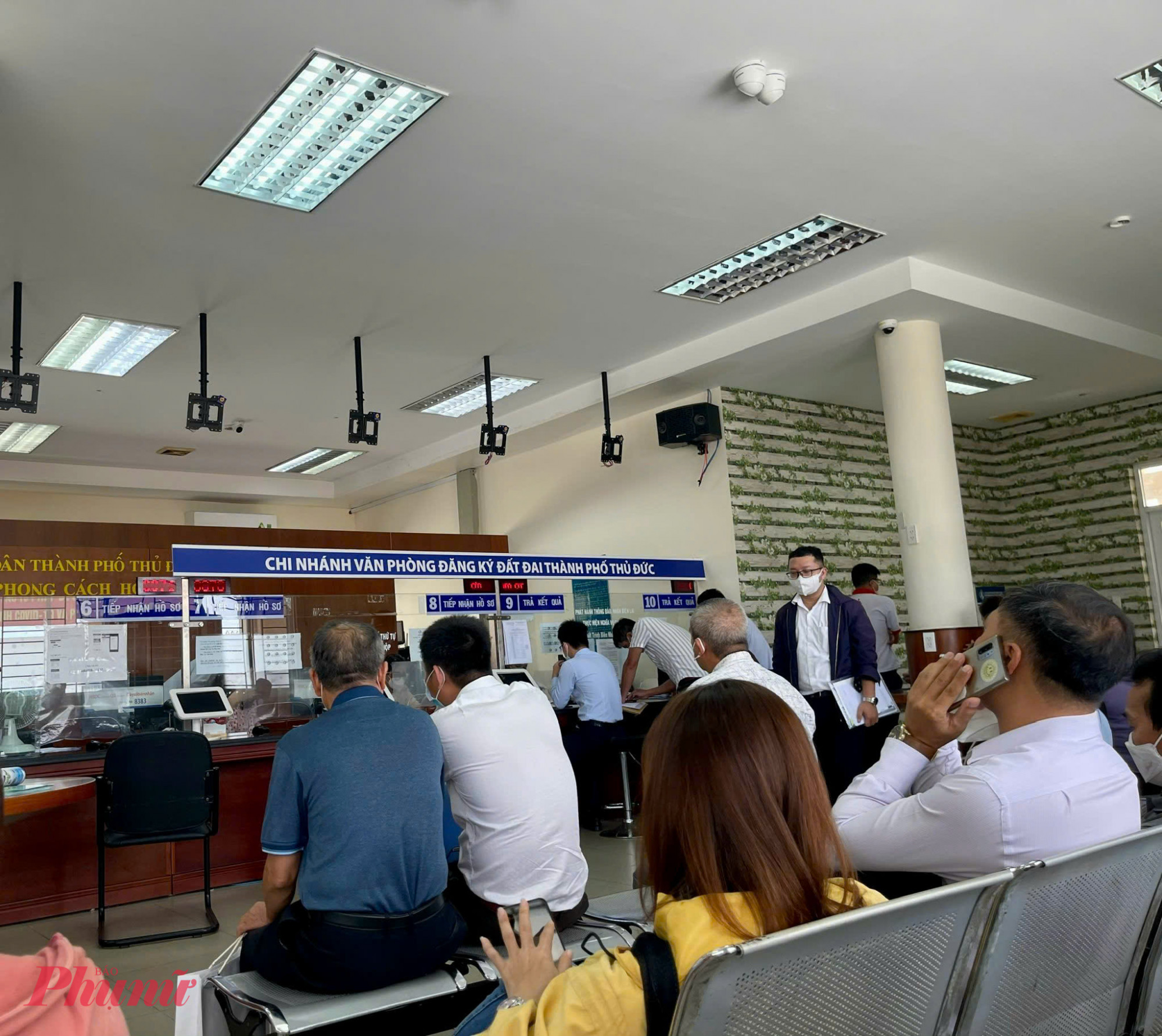 Người dân đi làm giấy tờ nhà đất 