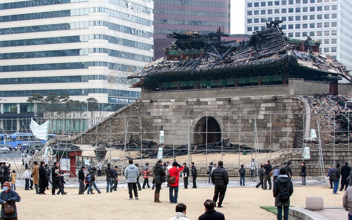 Cổng Namdaemun (Sungnyemun) thiệt hại nặng sau vụ phóng hỏa năm 2008