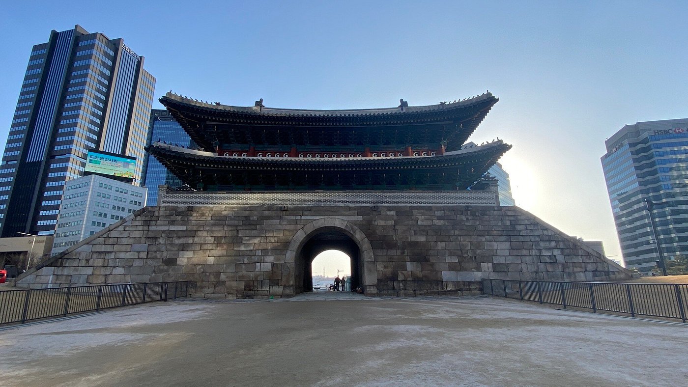 Cổng Namdaemun ngày nay giữa khu đô thị Seoul