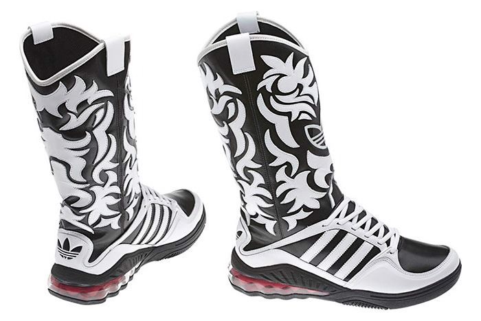 Nhà thiết kế sáng tạo Jeremy Scott của thương hiệu Moschino đã từng hợp tác với Adidas cho ra mắt một đôi giày thể thao kết hợp với cowboy boot. Mẫu giày Mega Softcell Cowboy nhận chỉ trích khi phá cách bằng việc hòa quyện giữa 2 phom dáng không hề ăn nhập với nhau. Nhiều người cho rằng phiên bản này không mang tính ứng dụng, khó kết hợp cùng trang phục. Thiết kế này được bán với giá 31,2 triệu đồng.