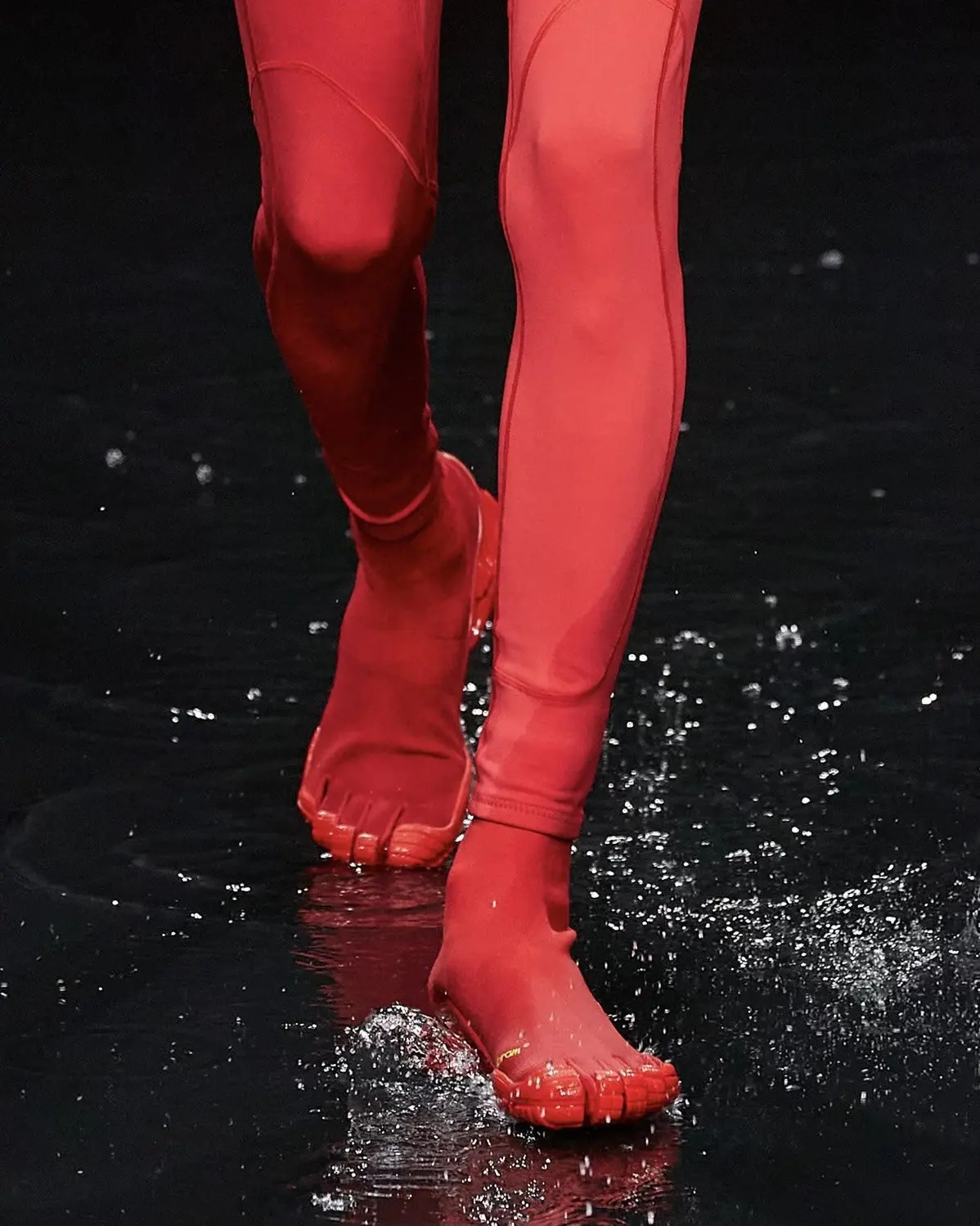 Trên sàn diễn thu đông 2020, Balenciaga lại khiến giới mộ điệu trầm trồ với dòng sản phẩm đánh dấu sự hợp tác với thương hiệu giày dép Vibram cho ra mắt đôi giày cao gót từng tách biệt từng ngón chân vô cùng độc lạ. Được thực hiện bằng chất liệu dệt tái chế, phần gót chịu lực giúp tăng thêm chiều cao và mang đến trải nghiệm giày dép siêu cảm giác. Dẫu gây tranh cãi vì thiết kế kém duyên nhưng mẫu giày vẫn được lên kệ với giá 810 USD (khoảng 21 triệu đồng).