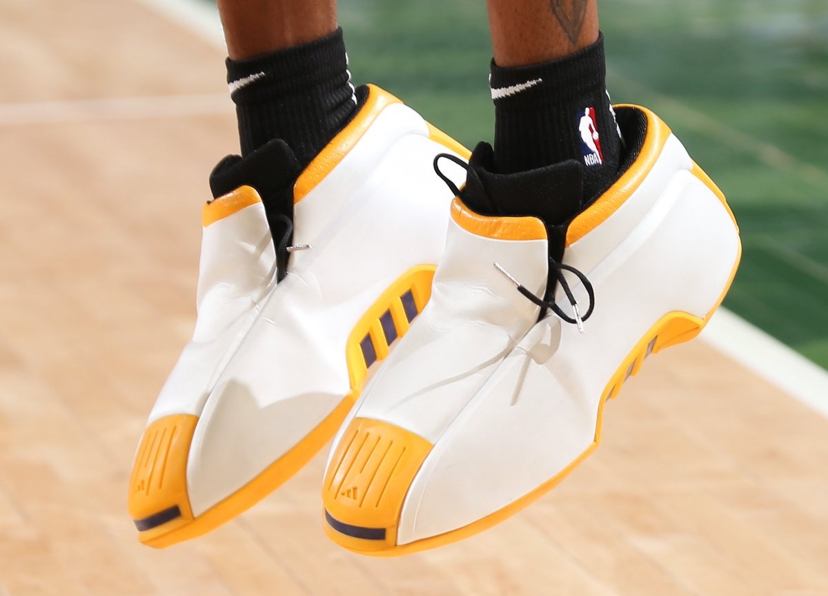 Mẫu giày Adidas Kobe 2 được cho thiết kế thảm họa vì kiểu dáng thô kệch và nặng nề. Kiểu giày phần đế giày cao su có rãnh hình xương cá nhằm tăng cường tối đa độ bám, trong khi phần đế giữa được nối hoàn toàn với phần trên. Và một miếng da trùm phần dây giày khiến ai nấy đều liên tưởng đến một chiếc xe mũi trần. Không được đánh giá cao về ngoại hình như item này vẫn được niêm yết giá 5,2 triệu đồng.