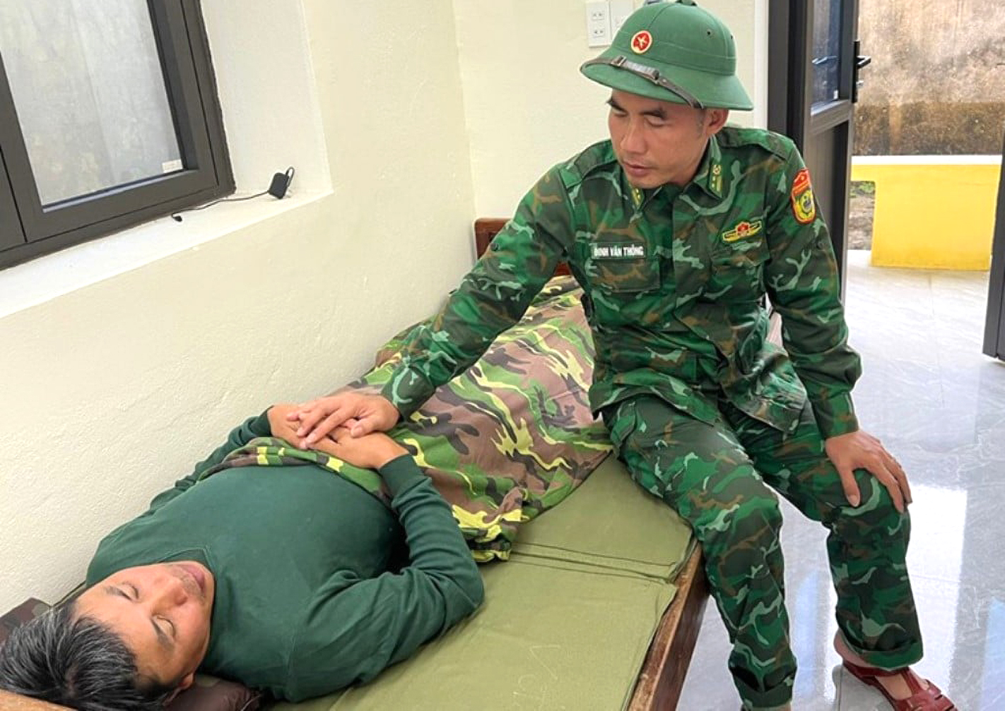 Sức khỏe ông Đỗ Sỹ Thường đã dần ổn định sau khi được cứu và đưa vào đất liền chăm sóc sức khỏe - Ảnh: Khánh Trung