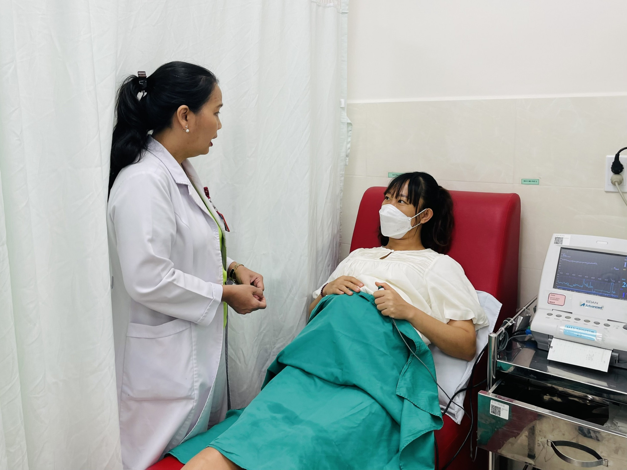 Bác sĩ tại Bệnh viện Hùng Vương thăm khám sức khỏe cho sản phụ - Ảnh: Nhã Chân