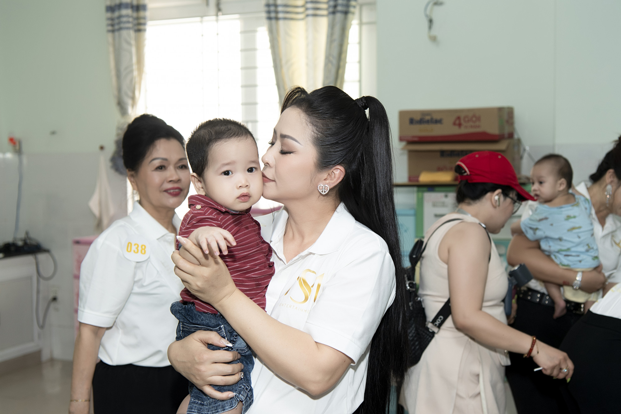 Trong suốt hành trình tham gia cuộc thi, thực hiện các chuyến từ thiện, Hằng Nguyễn luôn ghi điểm bởi phong cách giản dị, gần gũi.