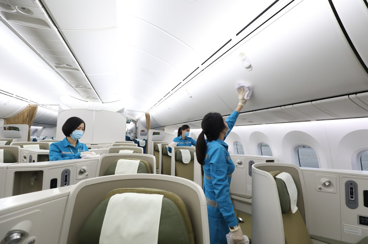 Phía sau sự tiện nghi và đẳng cấp của khoang hành khách là những nỗ lực âm thầm của đội ngũ vệ sinh - Ảnh: Vietnam Airlines
