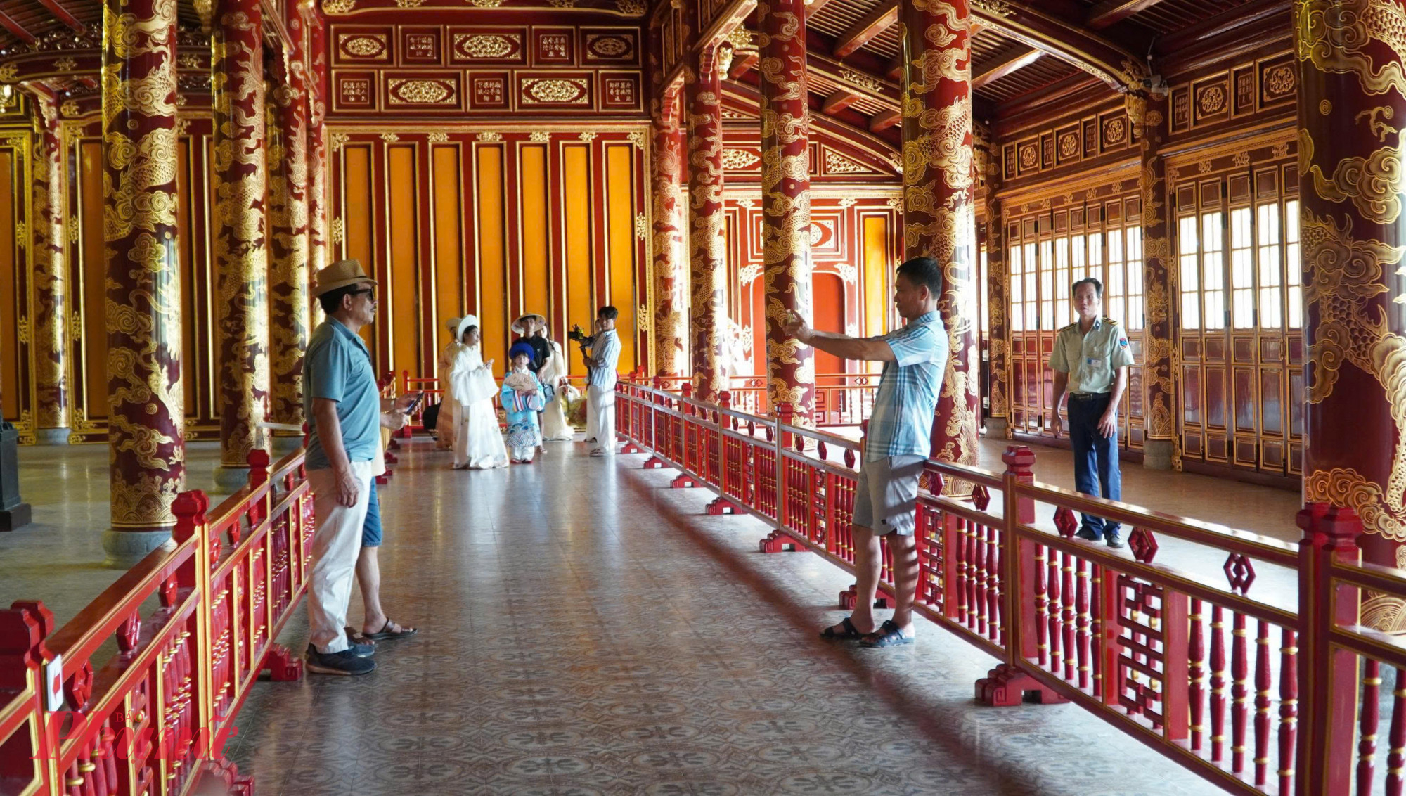 Lực lượng bảo vệ được nhắc nhở tăng cường cảnh giác sau sự cố ngai vàng bị đối tượng loạn thần bẻ gãy phần tự tay