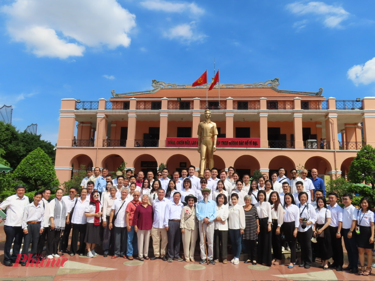 Đoàn chụp hình lưu niệm tại Bảo tàng TPHCM chi nhánh TPHCM 