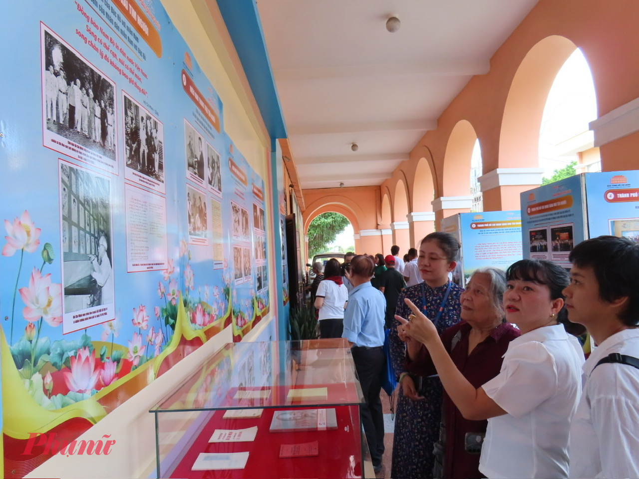NSND Lê Thiện (giữa) xúc động chiêm ngưỡng những hiện vật trưng bày tại Bảo tàng TPHCM  