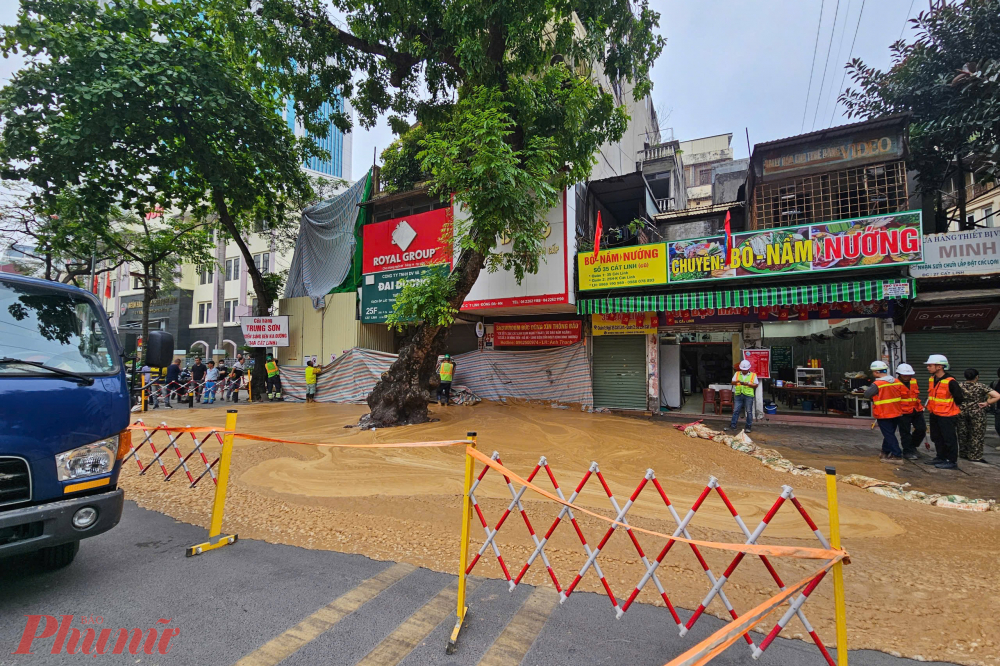 Bùn phụ gia màu vàng nhạt trào lên từ mặt đường, lan rộng trên diện tích khoảng 100 m², gây cản trở giao thông và ảnh hưởng đến sinh hoạt của người dân.