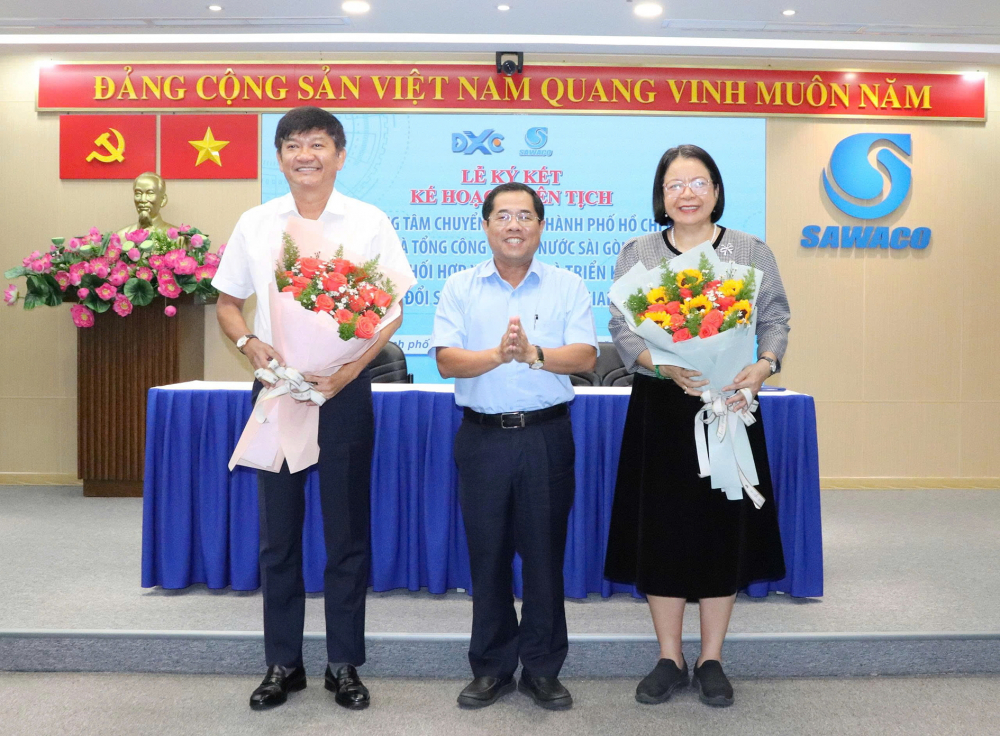 Bí thư Đảng ủy, Chủ tịch Hội đồng thành viên SAWACO Dương Hồng Nhân chúc mừng sự hợp tác của Trung tâm Chuyển đổi số TPHCM và SAWACO