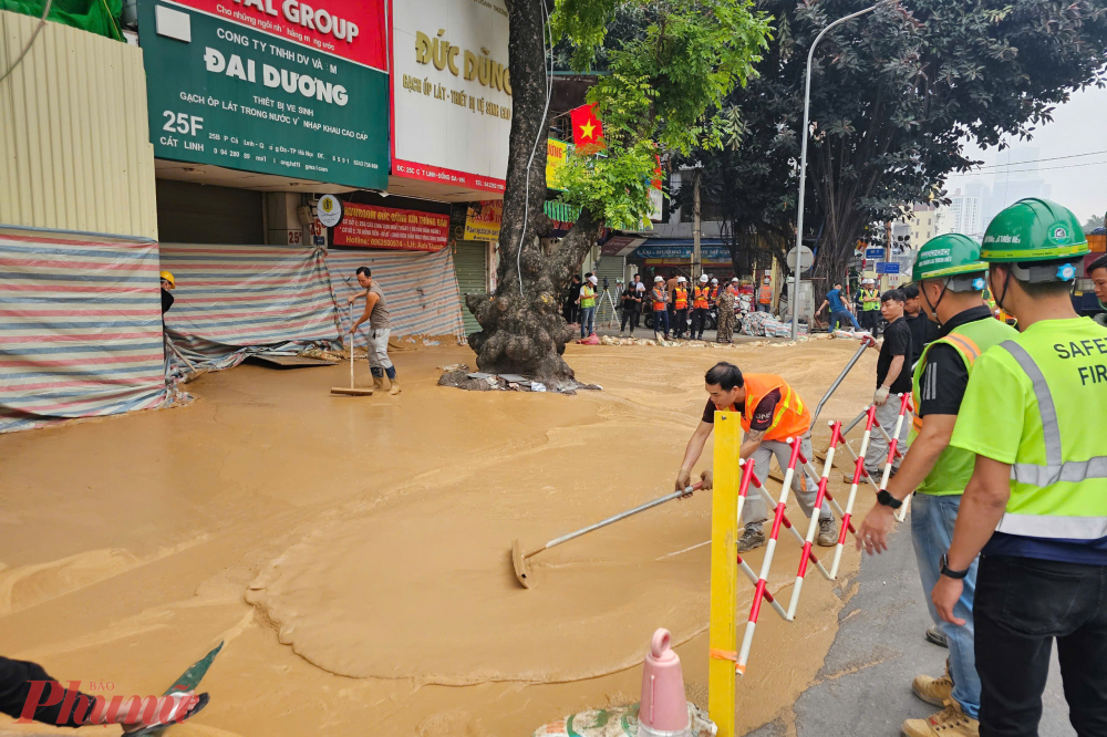 Chiều 27/5, tại trước cửa số nhà 25F phố Cát Linh (quận Đống Đa, Hà Nội), bùn phụ gia từ quá trình khoan hầm tuyến Metro Nhổn - Ga Hà Nội bất ngờ trào lên mặt đường, gây ảnh hưởng đến sinh hoạt của người dân.