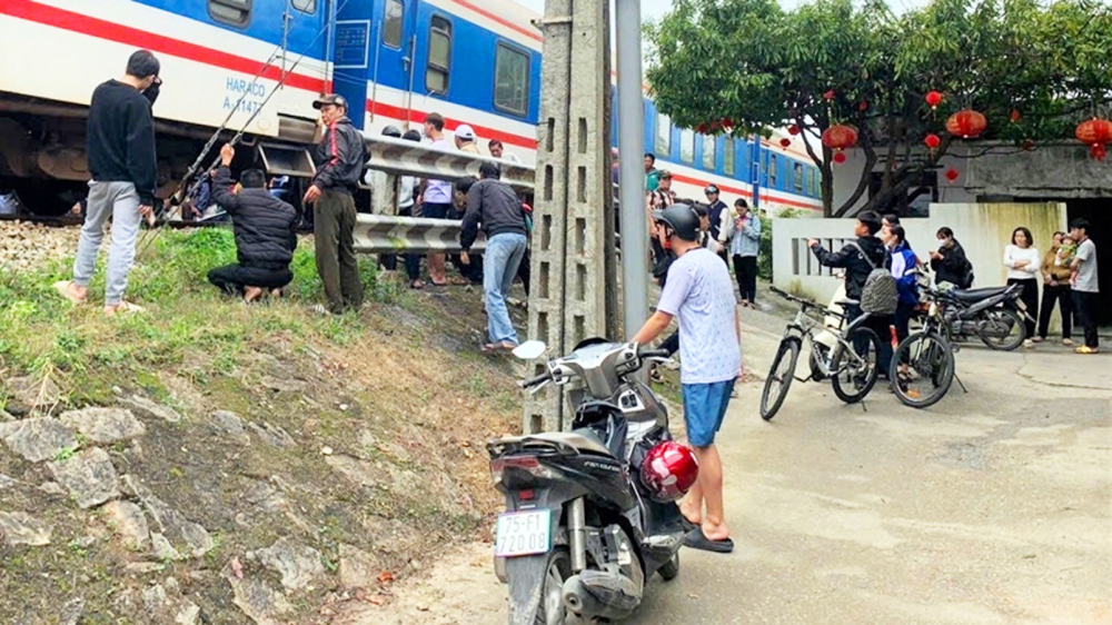 Xóa “lối đi tử thần” qua đường sắt, cách nào? Hiện trường một vụ va chạm giữa xe mô tô và tàu hỏa tại điểm đen đường Lương Văn Can, phường An Cựu, quận Thuận Hóa, TP Huế