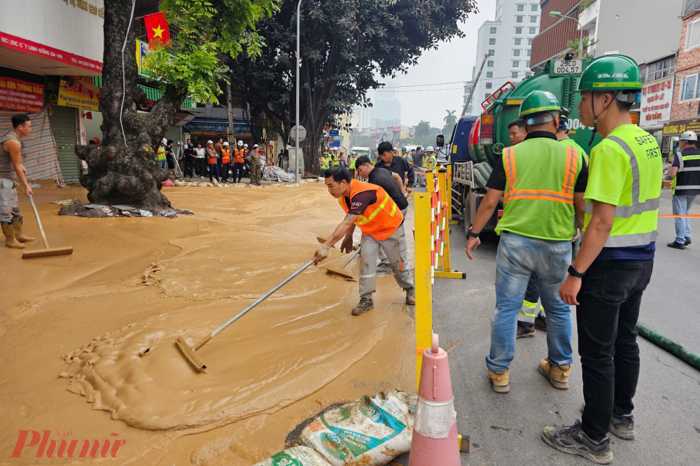 Một số người dân sinh sống gần hiện trường đứng theo dõi quá trình xử lý sự cố, bày tỏ sự lo lắng và mong muốn sớm ổn định lại cuộc sống.