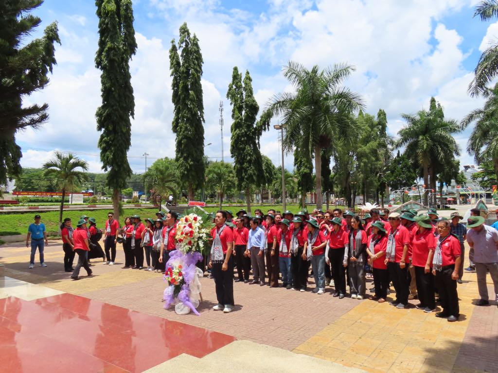 Đoàn tham quan và làm lễ dâng hương ở tượng đài chiến thắng Đắk Tô- Tân Cảnh