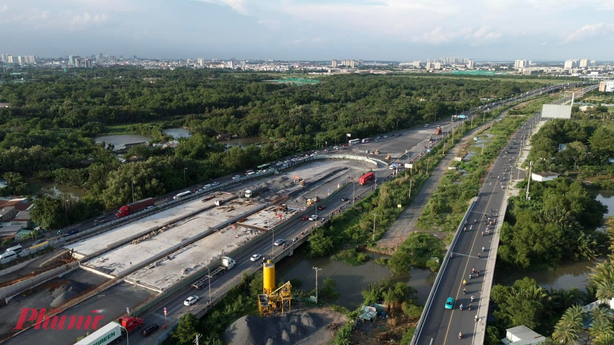 Xe máy bị cấm vào đường dẫn cao tốc TP HCM - Long Thành đoạn dài hơn 3 km từ nút giao An Phú đến Võ Chí Công, chuyển sang tuyến song hành kế bên từ ngày 7/6.