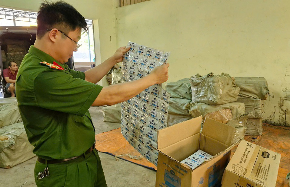Các đối tượng thường mua dầu gội, kem đán răng, nước xả vải giả mạo các nhãn hiệu mang lên các huyện miền núi tiêu thụ - Ảnh công an cung cấp