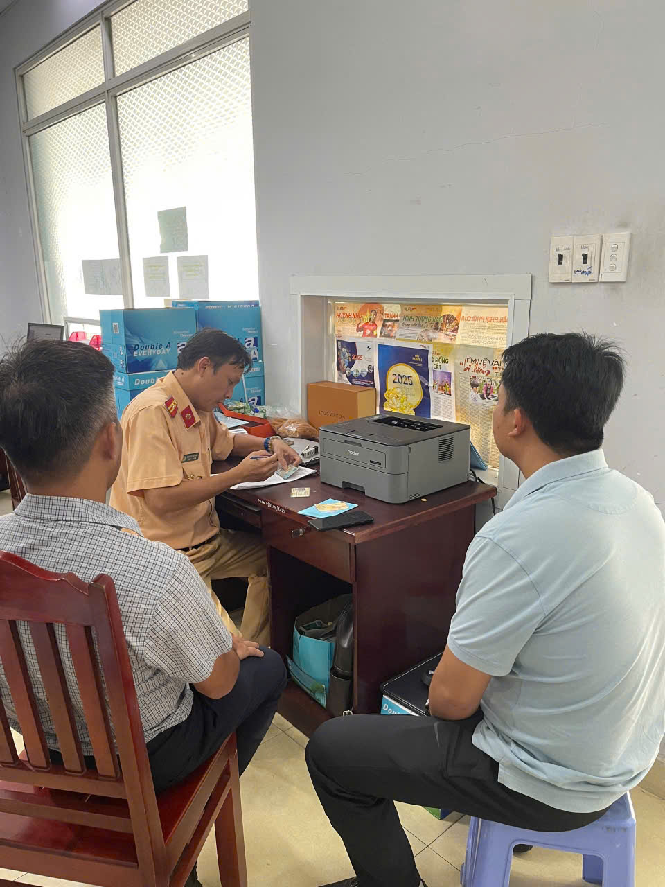 CSGT mời tài xế cùng chủ xe đến làm việc. Ảnh: A.X