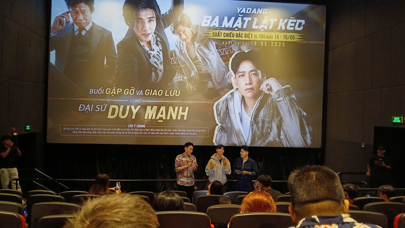 Ca sĩ Duy Mạnh (bìa trái) tham gia quảng bá phim Yadang: Ba mặt lật kèo với vai trò đại sứ của phim - Nguồn ảnh: FP