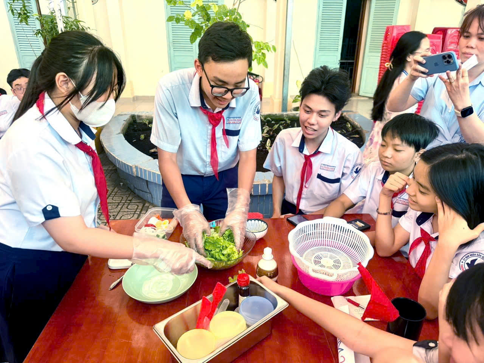 Bài 1: Nhiều địa phương chạy đua khắc phục thiếu phòng học, giáo viên Học sinh lớp Chín Trường THCS Võ Trường Toản (quận 1) trải nghiệm ẩm thực trong giờ học chuyên đề môn hóa học - ẢNH: H.X.