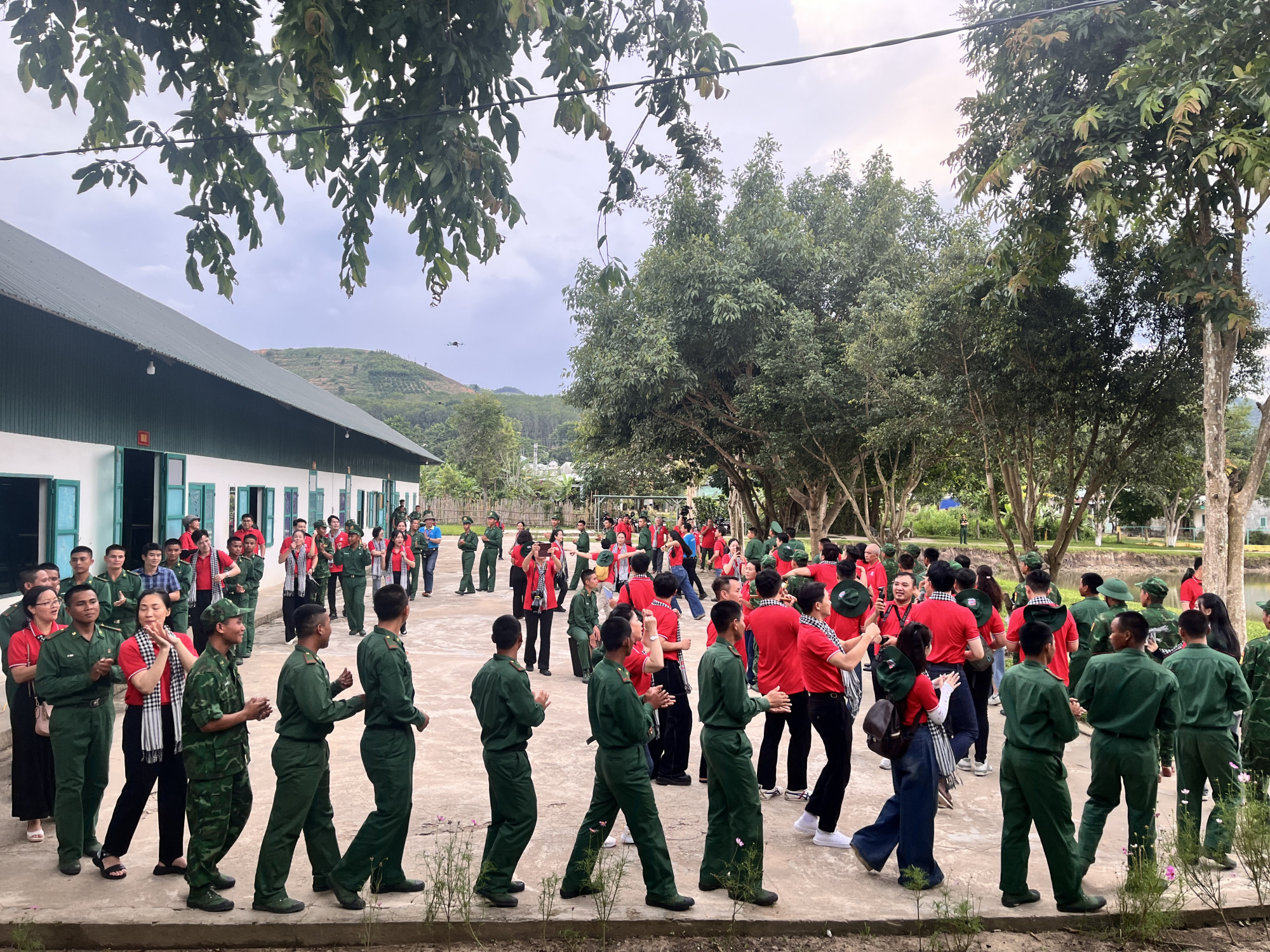 Giao lưu văn nghệ với Tiểu đoàn huấn luyện cơ động