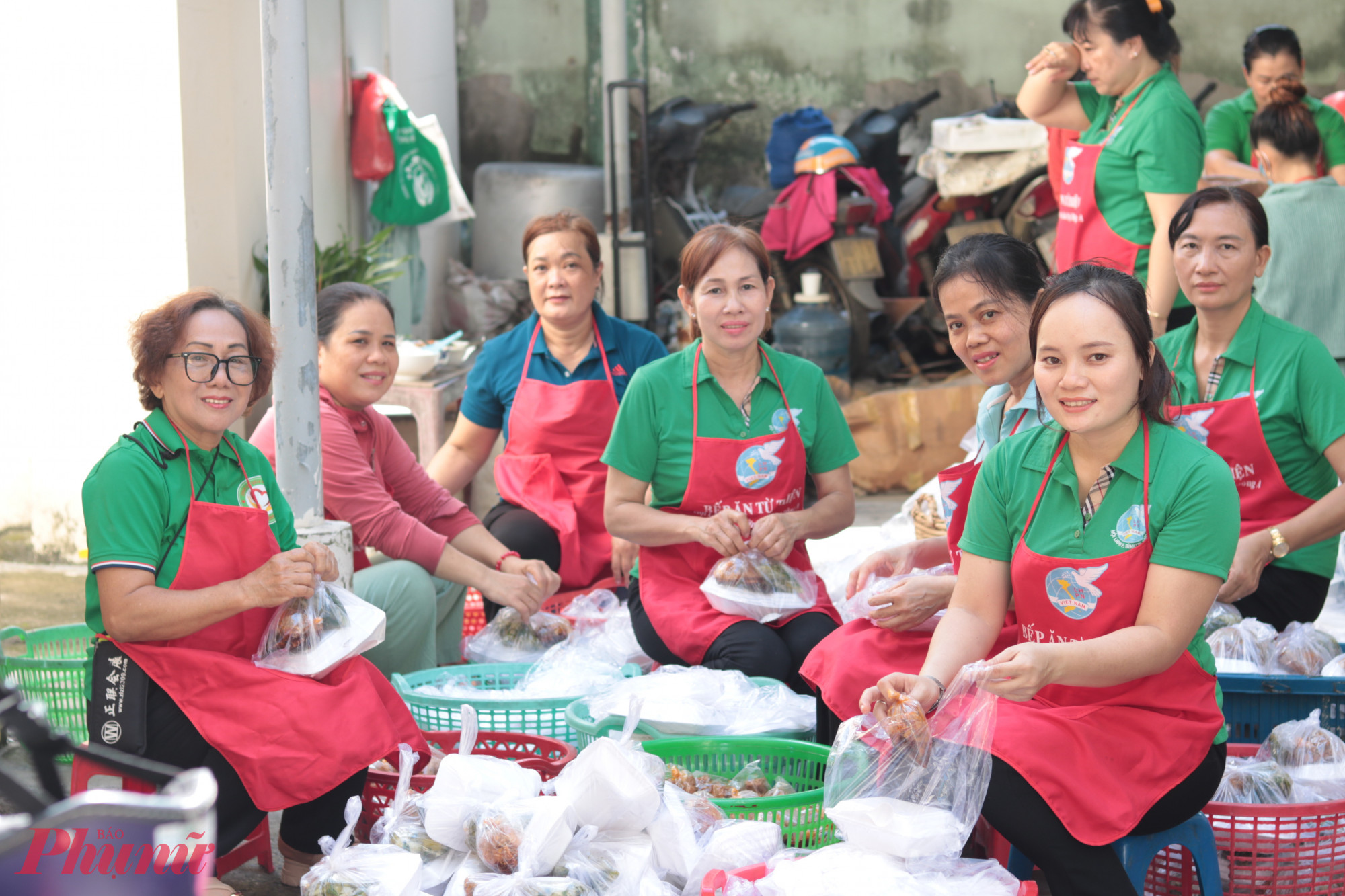 Dù vất vả, các dì, các chị vẫn luôn đồng hành, động viên nhau giữ vững quyết tâm duy trì bếp cơm vì bà con lao động nghèo. 