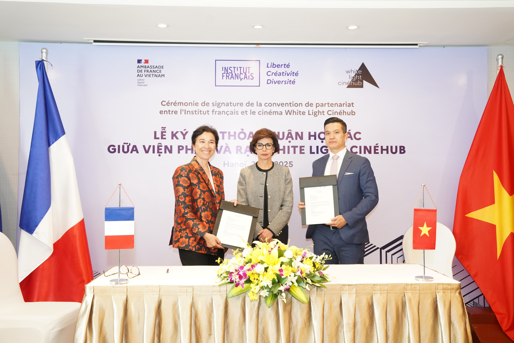 Lễ ký kết Biên bản Thỏa thuận (MoU) giữa White Light Cinéhub và Viện Pháp, do ông Trần Đắc Phúc và bà Eva Nguyễn Bình ký diễn ra dưới sự chứng kiến của bà Rachida Dati - Bộ trưởng Bộ Văn hóa Pháp. Ảnh: I.F.V