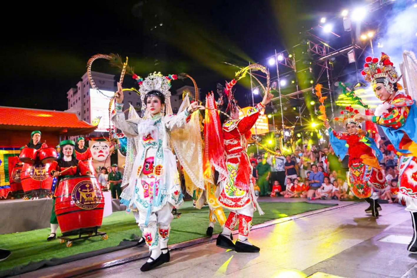 Tiết mục biểu diễn hát bội trong chương trình Âm sắc phương Nam tại phố đi bộ Nguyễn Huệ (Lễ hội sắc màu thành phố Bác tháng 4/2025) - ẢNH: NGỌC TUYẾT