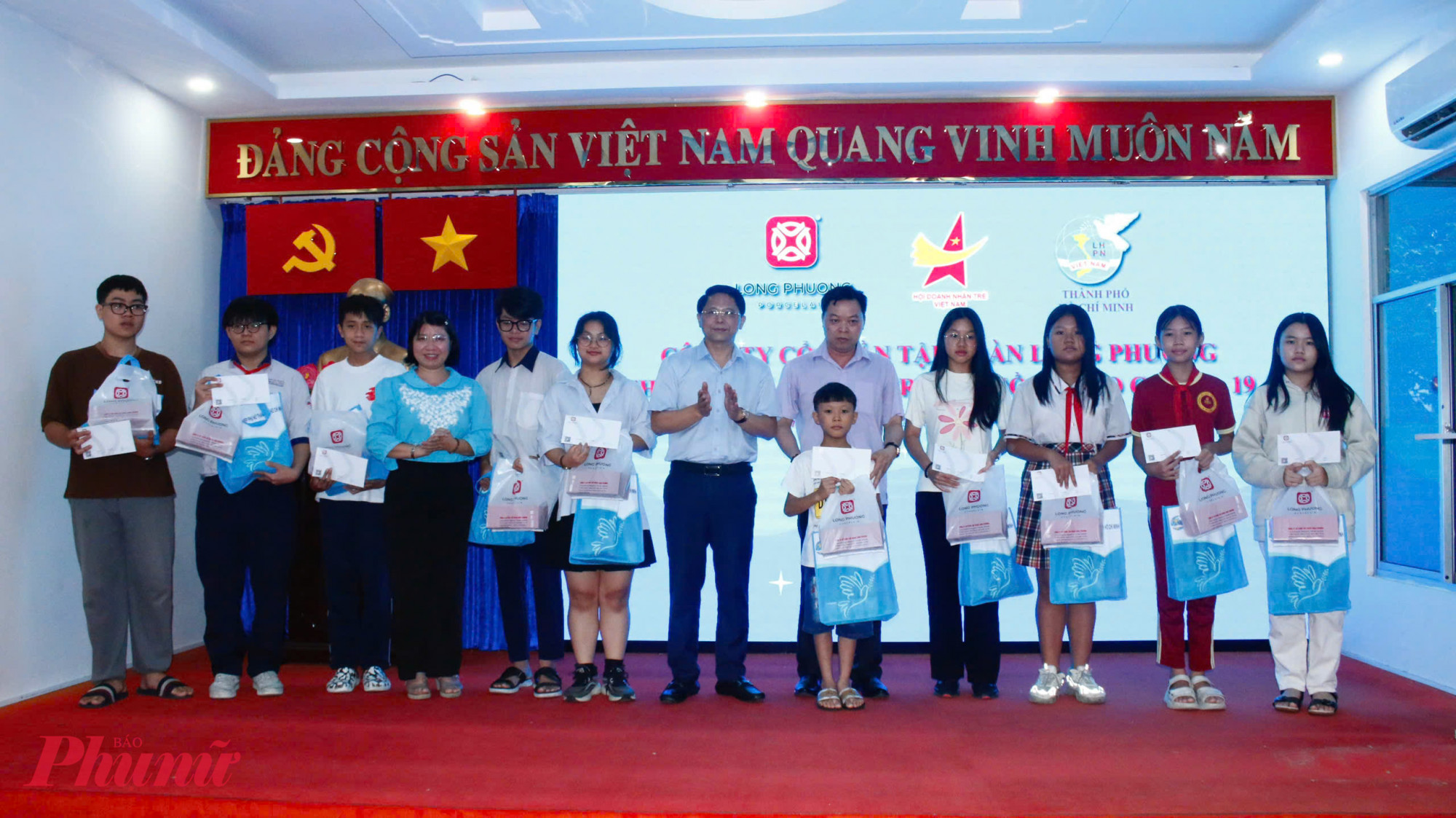Bà Trần Thị Huyền Thanh – Phó Chủ tịch Hội LHPN TPHCM và ông Nguyễn Tiến Long – Phó Chủ tịch Hội Doanh nhân Trẻ Việt Nam, Chủ tịch HĐQT Công ty Cổ phần Tập Đoàn Long Phương trao quà đến các trẻ mồ côi