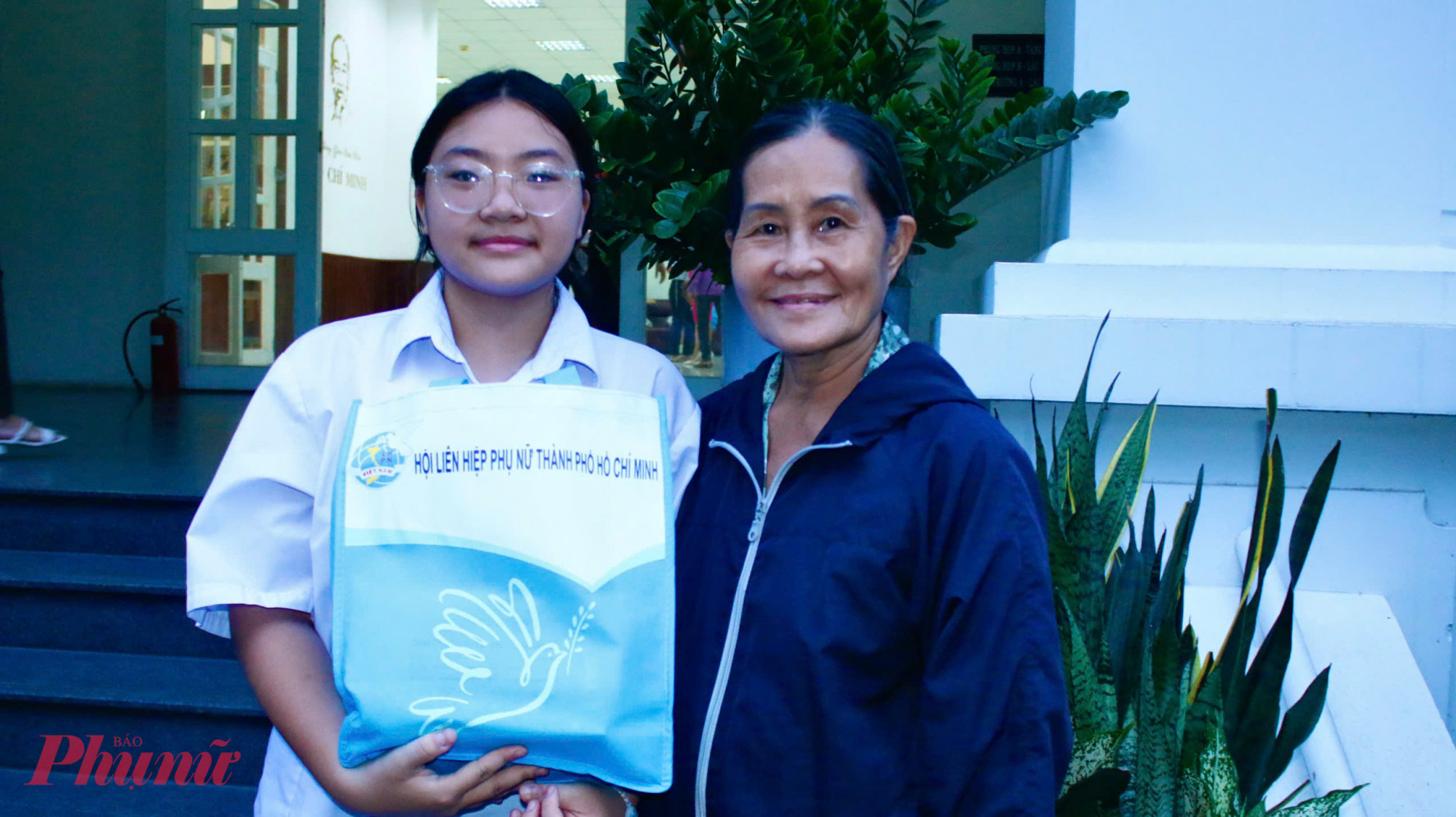  Bà Nguyễn Thị Liễu và em Trần Lâm Bảo Nghi vui mừng khi được nhận quà
