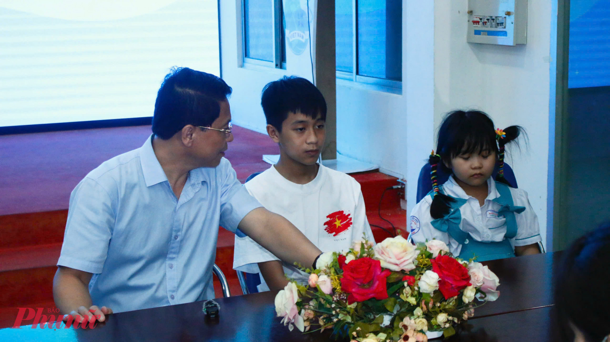 Ông Nguyễn Tiến Long – Phó Chủ tịch Hội Doanh nhân Trẻ Việt Nam, Chủ tịch HĐQT Công ty Cổ phần Tập Đoàn Long Phương hỏi thăm, động viên các em