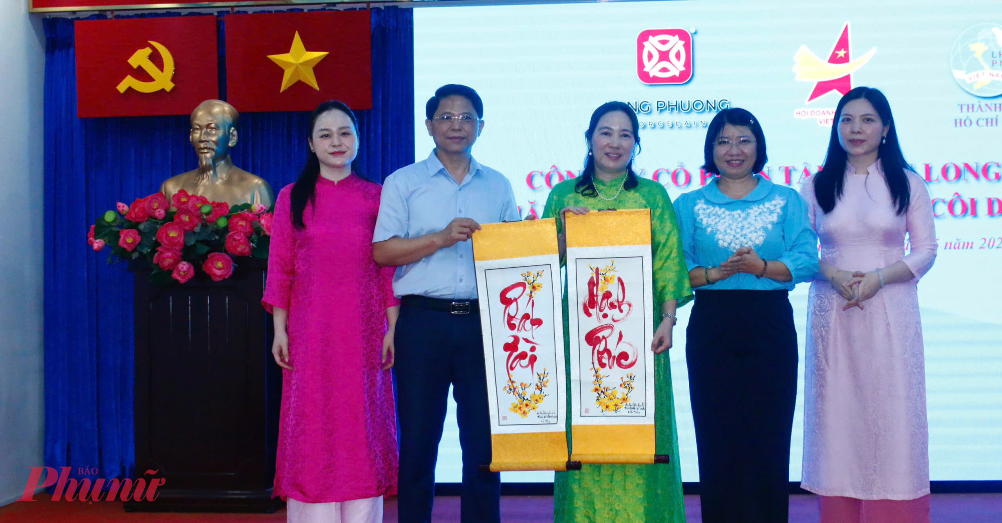 Lãnh đạo Hội LHPN TPHCM tặng tranh thay lời cảm ơn đến lãnh đạo Công ty Cổ phần Tập Đoàn Long Phương