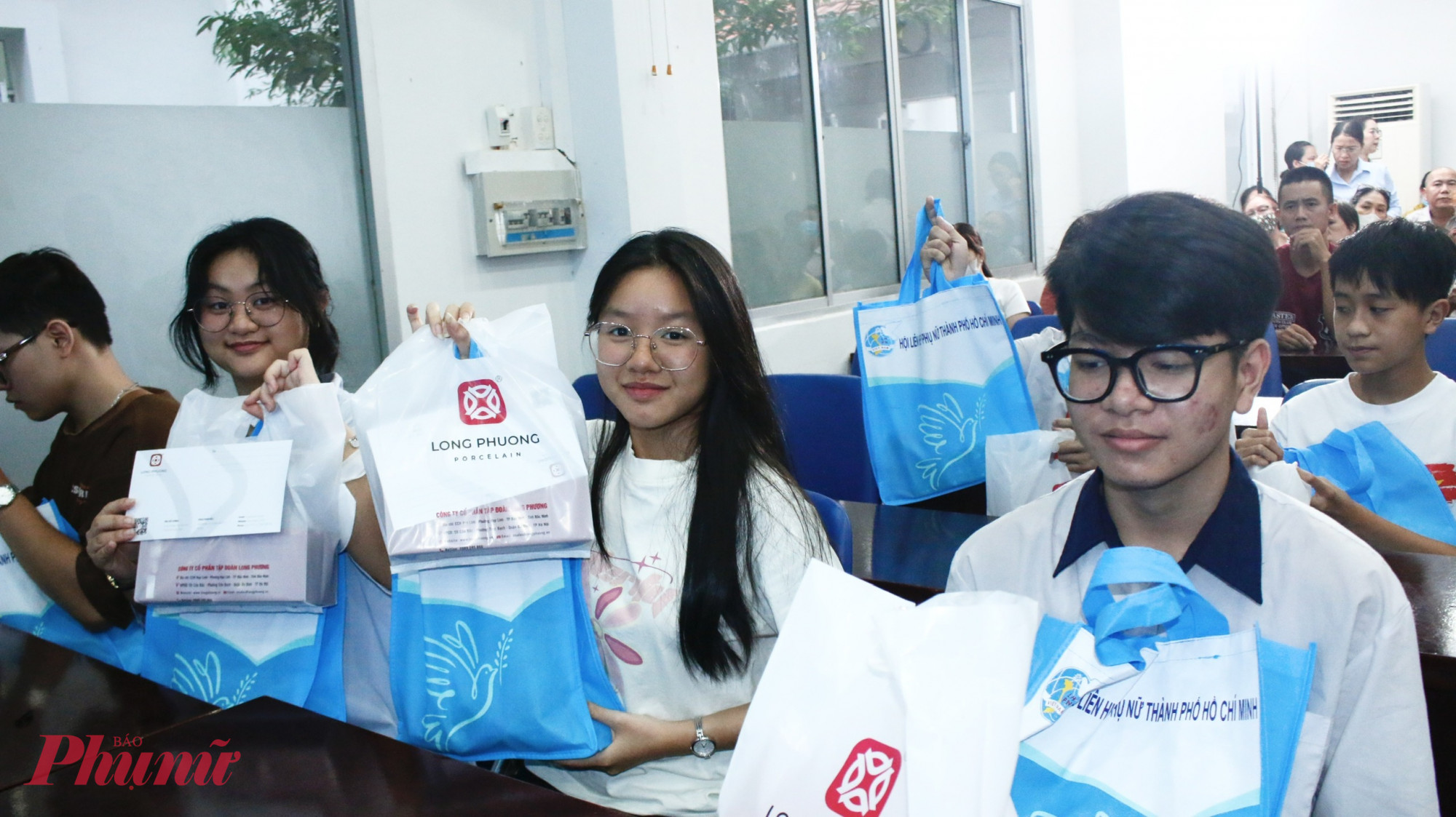 Các em háo hức nhận quà