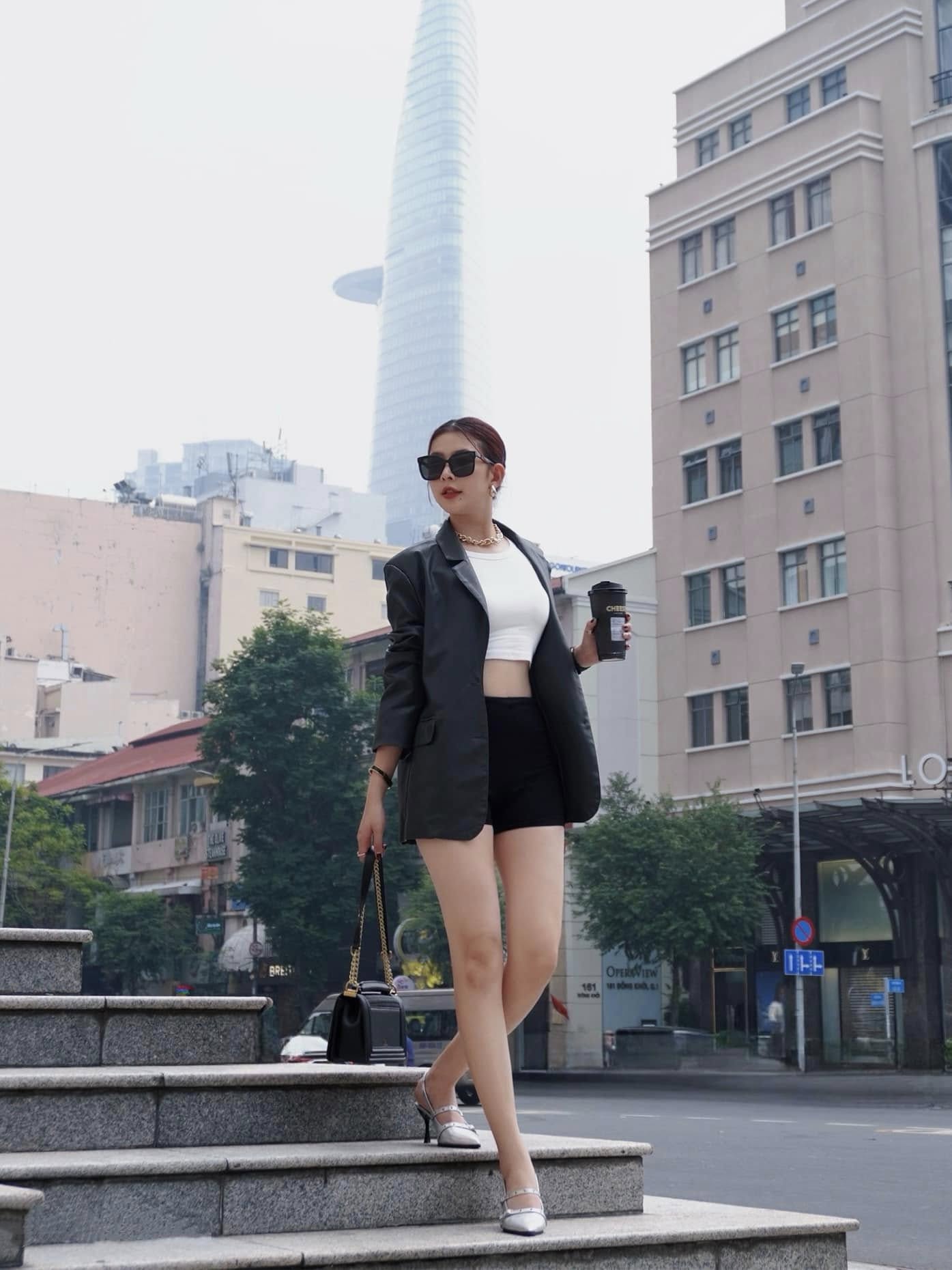 sở hữu chiều cao ấn tượng 1,75m cùng đôi chân thon dài, Triều Tiên tự tin khoe dáng nuột nà khi diện quần short