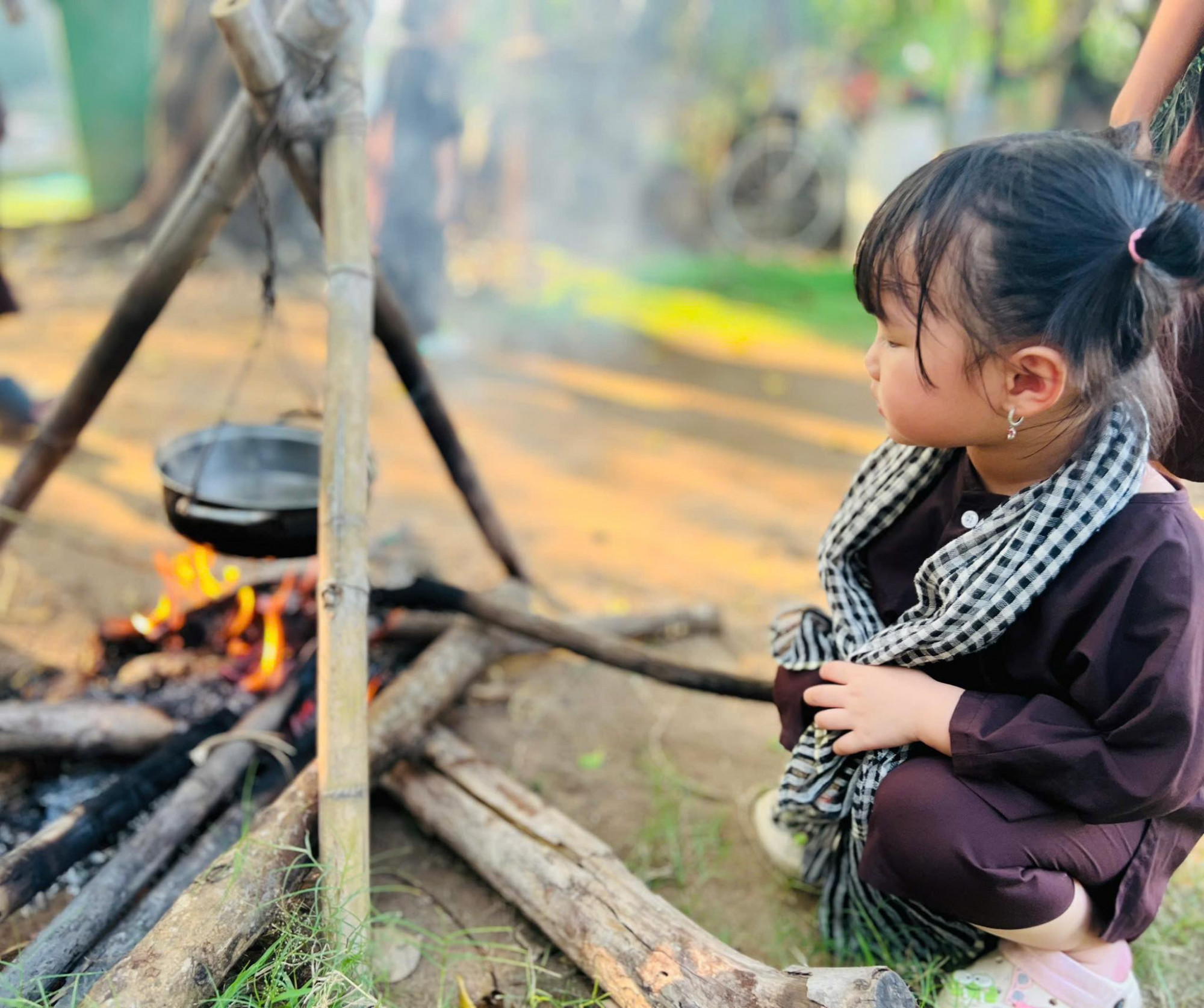 Không chỉ là sân chơi, nơi đây còn là lớp học thiên nhiên nhẹ nhàng, nơi các bé được vận động, quan sát và học cách yêu lao động. Khuôn viên rộng rãi, nhiều cây xanh, hoạt động có hướng dẫn và khá an toàn cho trẻ nhỏ. Tuy nhiên, vào cuối tuần hoặc dịp lễ, cần đặt chỗ trước để tránh quá tải.