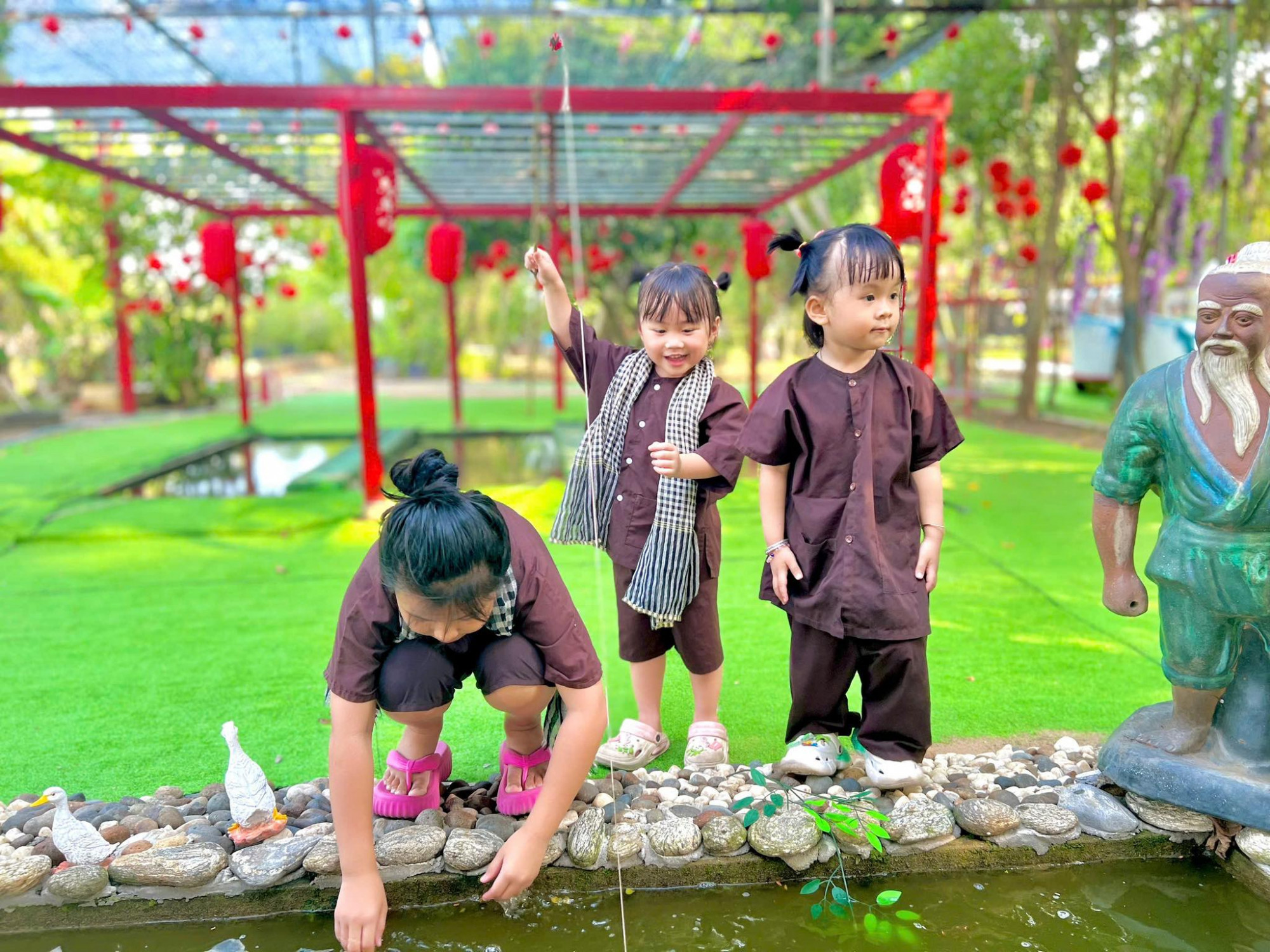 2. Green Park Củ Chi – Làm “nông dân nhí” giữa thiên nhiên xanh  Chỉ cách trung tâm Sài Gòn khoảng một giờ chạy xe, Green Park Củ Chi là nơi lý tưởng để cả gia đình rời xa màn hình điện thoại và hít thở không khí trong lành. Trẻ em sẽ thích thú khi được hóa thân thành “nông dân nhí” – tự tay gieo hạt, tưới cây, cho dê ăn cỏ hay khám phá vườn rau, chuồng gà.
