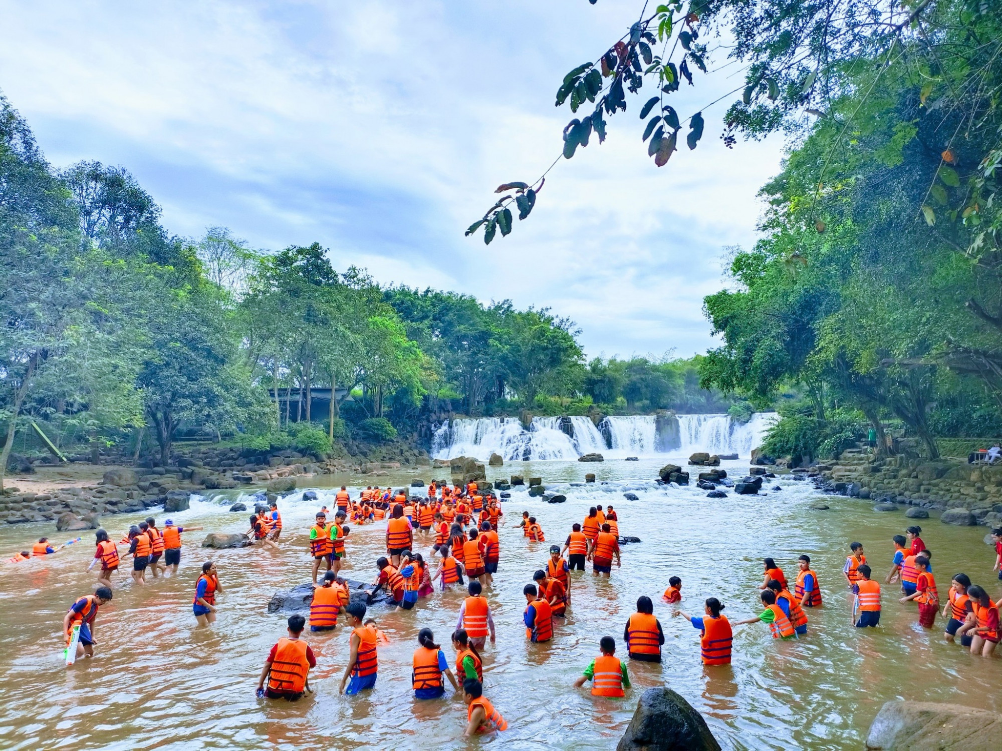 4. Thác Giang Điền (Đồng Nai) Chỉ cách Sài Gòn hơn 40km, thác Giang Điền là nơi để cả gia đình tìm về thiên nhiên với dòng thác trắng xóa và không gian cây xanh mát lành.