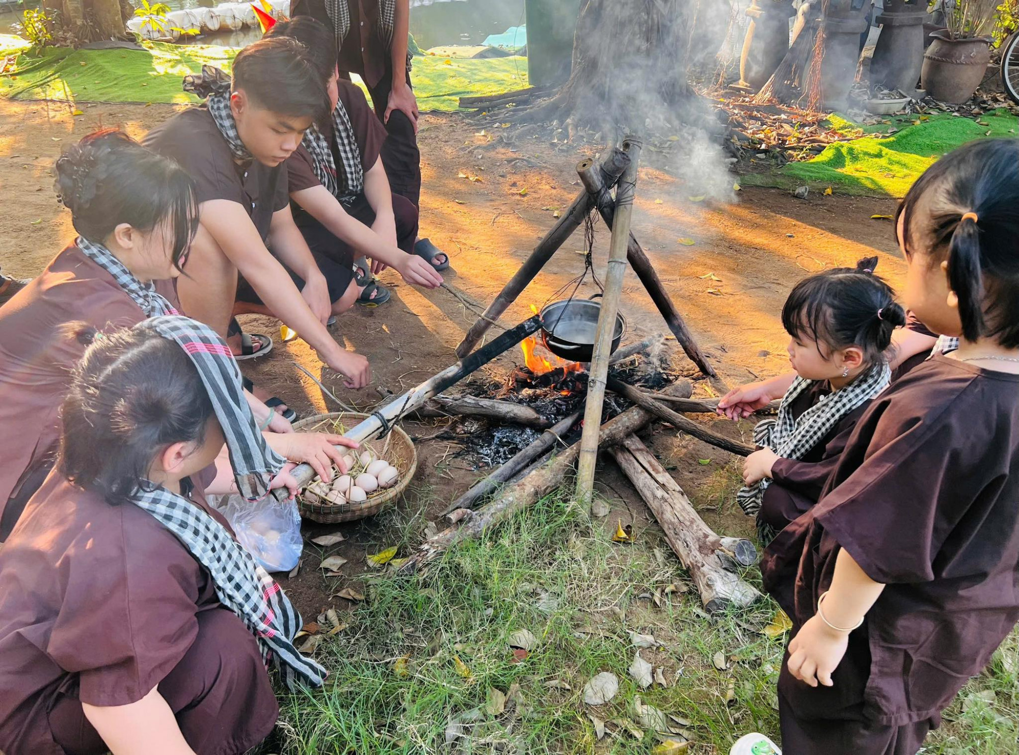 Chi phí tham khảo: khoảng 1.200.000 – 1.500.000 đồng cho gia đình 4 người (gồm vé vào cổng, ăn trưa và trải nghiệm nông trại). Gợi ý lịch trình: đi về trong ngày là hợp lý.