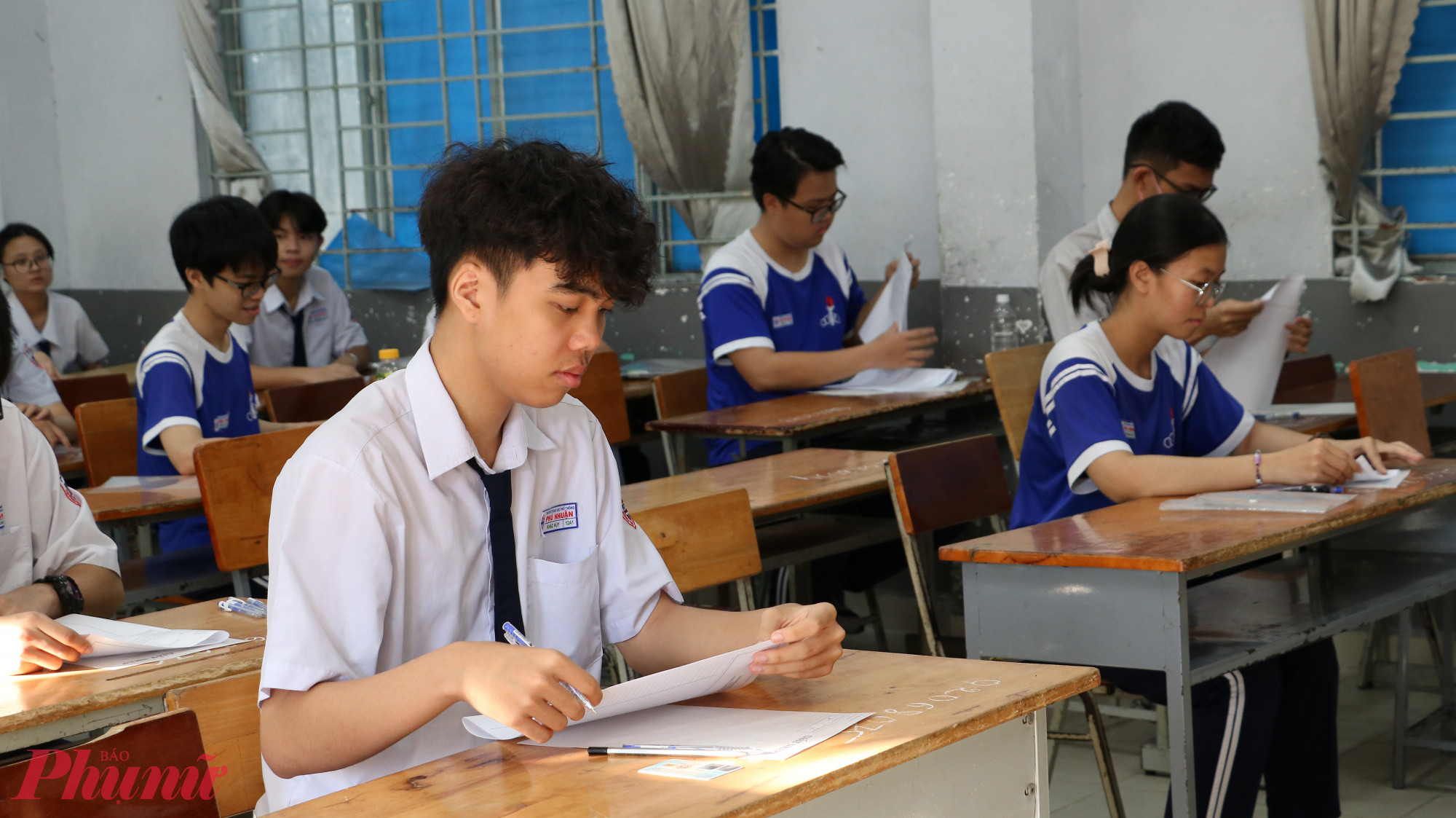 Thí sinh bắt đầu bài thi môn ngữ văn - Ảnh: Trang Thư
