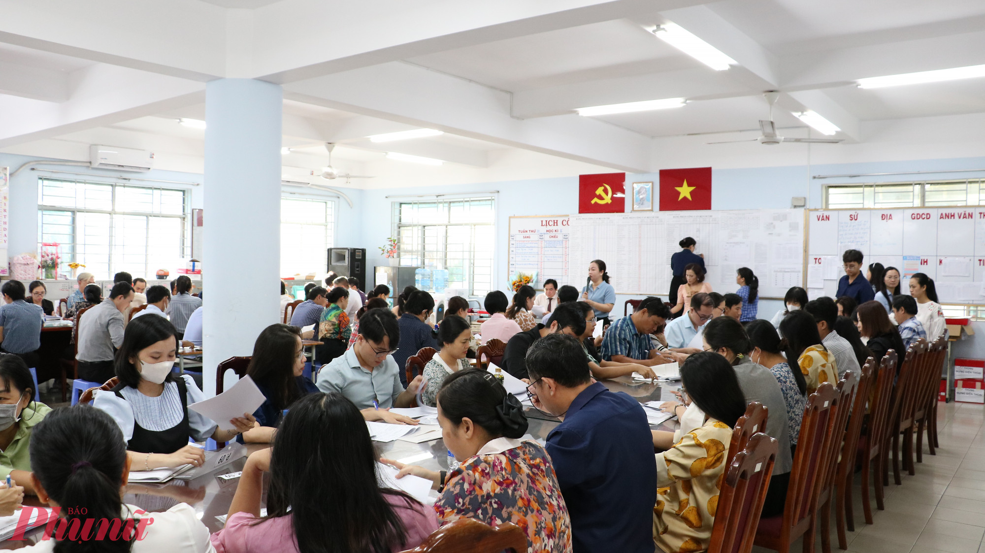 Hội đồng coi thi sinh hoạt nội quy trước khi bắt đầu kỳ thi - Ảnh: Trang Thư