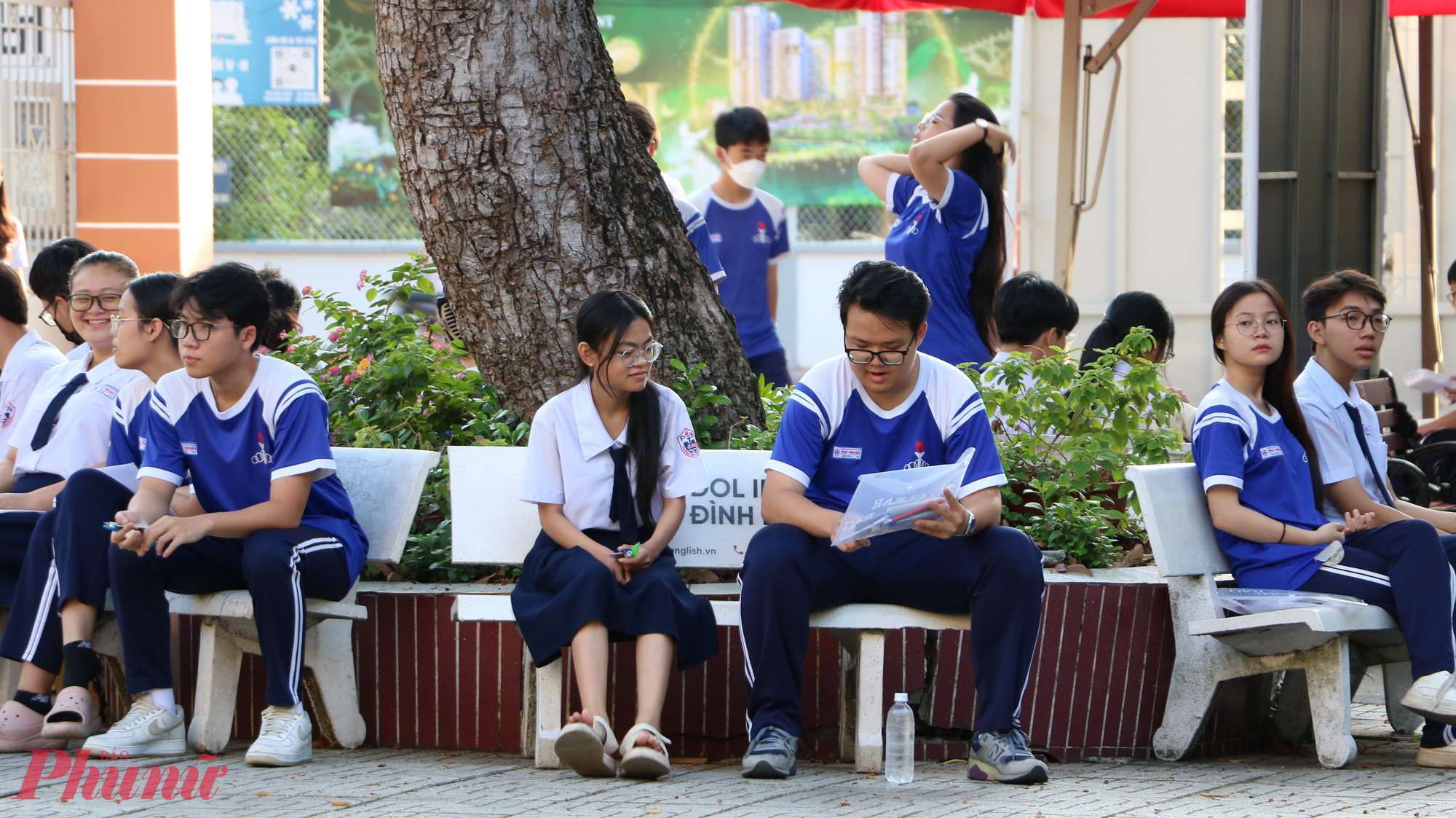 Thí sinh có mặt đúng giờ để không ảnh hưởng đến quá trình làm thủ tục - Ảnh: Trang Thư